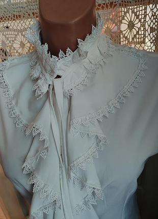 Винтажная блуза с воротничком жебо и кружевом.
