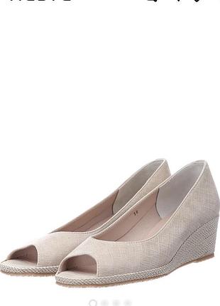 Італійські дуже комфортні  бежеві туфлі з натуральної замші з лазерним напиленням на невисокій танкетці. фабрика la badia. повномірні