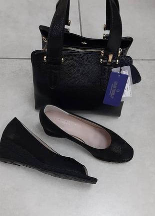 Італійські дуже комфортні  чорні туфлі з натуральної замші з лазерним напиленням на невисокій танкетці. фабрика la badia. повномірні