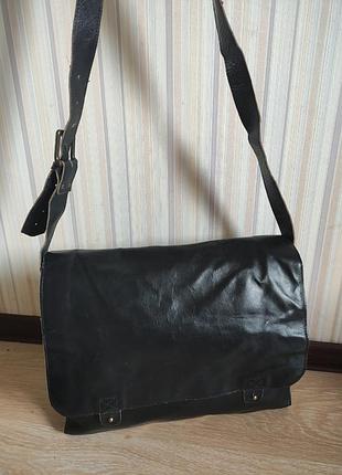 Большая мужская кожаная сумка через плечо  zara.  замеры на фото. идеальное состояние, никак нюансов