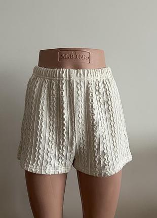 Білі вʼязані шортики