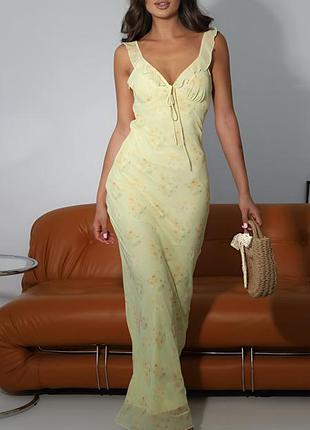 Неймовірно гарна сукня в трендовому коліру