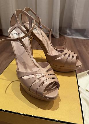 Підбори fendi 39 розмір шкіра бежеві