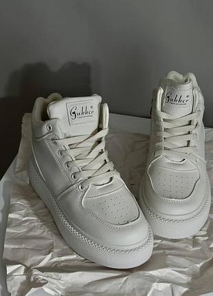 Белые женские ботинки