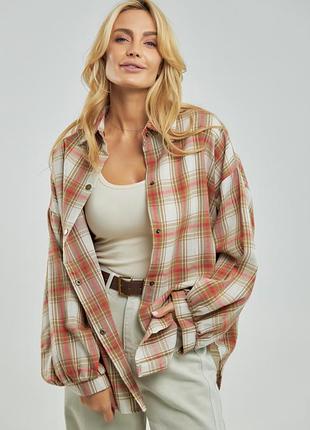 Картата сорочка на кнопках із подовженою спинкою