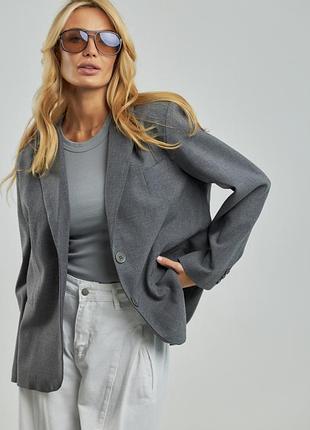 Класичний жіночий піджак із англійським коміром