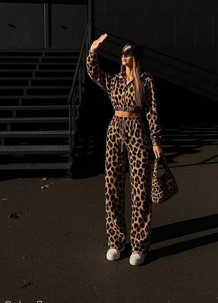 Велюровий костюм у яскравих принтах