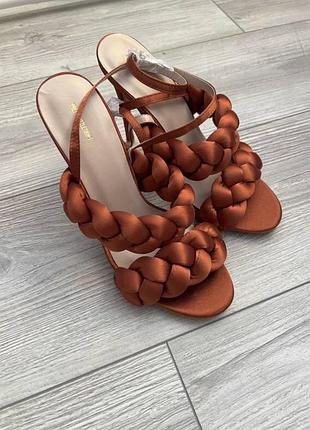 Туфлі на підборах