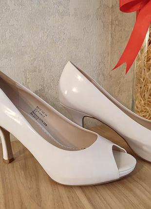 Туфлі білого кольору весільні чи повсякденні