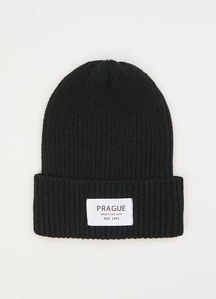 Жіноча чорна шапка на осінь з відворотом