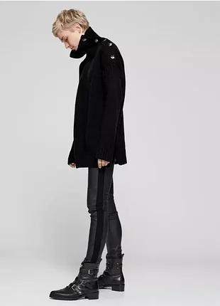 Светр me+em з високим коміром, ґудзиками та довгими рукавами