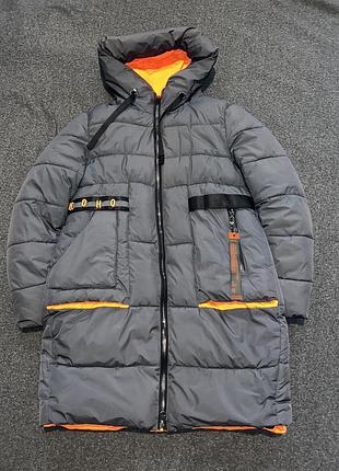 Жіноча зимова куртка сірого кольору