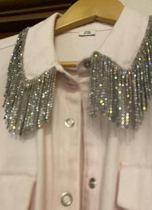 Джинсова сорочка з бахромою із стразів на комірці