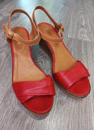 Кожаные, фирменные, красивые, удобные, на танкетке босоножки кожаные