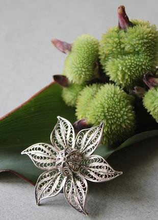 Серебряная брошь цветок техника филигрань
