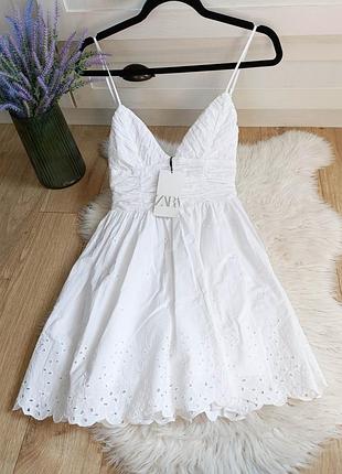 Короткое платье с вышивкой zara, размер xs