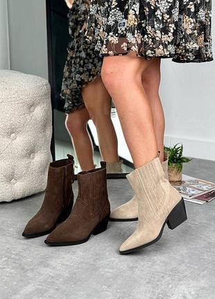 Жіночі замшеві черевики козаки