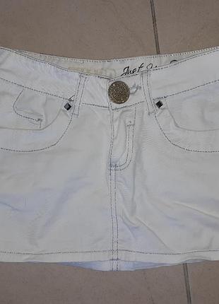 Короткая джинсовая юбка