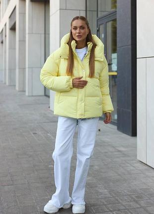 Женская куртка пуховик на молнии с капюшоном и карманами