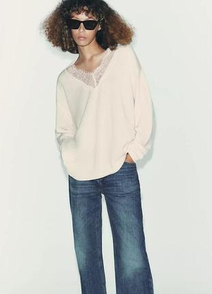 Вязаный свитер с кружевом и шерстью