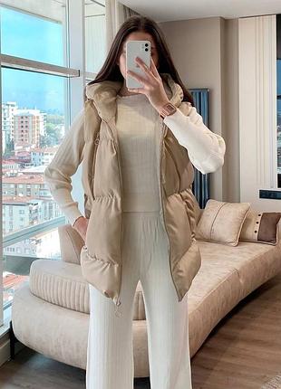 Жилетка тепла довга з капюшоном бежева чорна