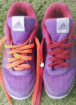 Стильные кроссовки