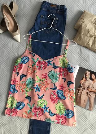 Красивая нежная блуза на тонких бретелях в размере 18 в красивый принт