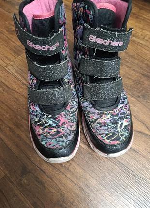 Детские с подсветкой ботинки для девочки skechers heart lights