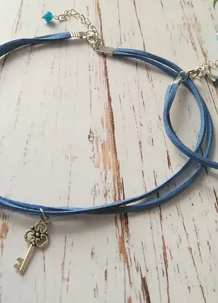 Комплект прикрас кольє та браслет з підвіскою ключик натуральна замша синього кольору