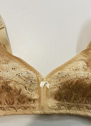 Бюстгальтер з прошвою мʼякий