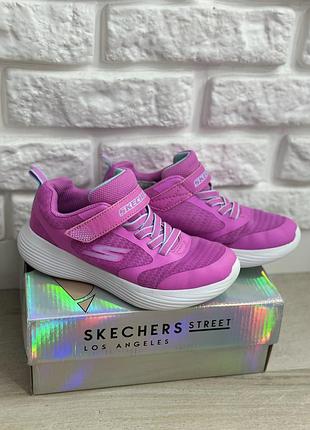 Легенькі кросівки , підходять для уроків фізкультури.