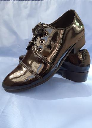 Женские лакированные туфли
