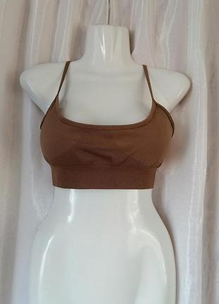 Бесшовный топ со съемными чашками бретели на регуляторах - накрест размер на бирке указан l полуобхват груди 45 см тянется на 60 см длина регу