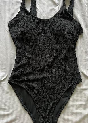 Чорний суцільний купальник