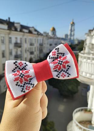 Краватка-метелик з вишивкою червоний