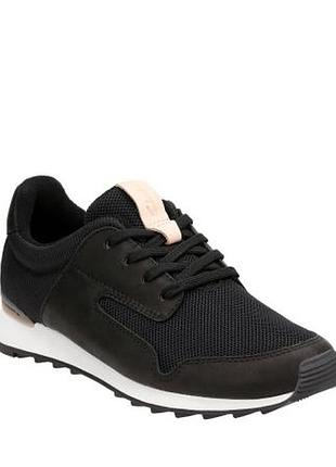 Стильні кросівки від clarks