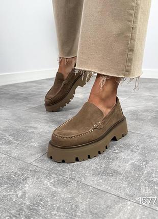 Удобные и легкие натуральные замшевые лоферы на тракторной подошве