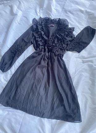 Сукня чорна з глибоким декольте.