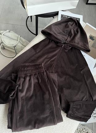 Велюровый спортивный костюм