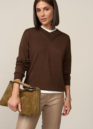 Шоколадний светр з v образним вирізом з преміальної віскозноі пряжі