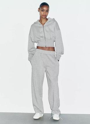 Женский спортивный серый костюм с метализированной ниткой с укороченый ходи с капюшоном на завязках