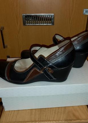 Женские туфли на танкетке