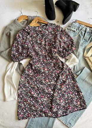 Чорно-рожева сукня у квіти