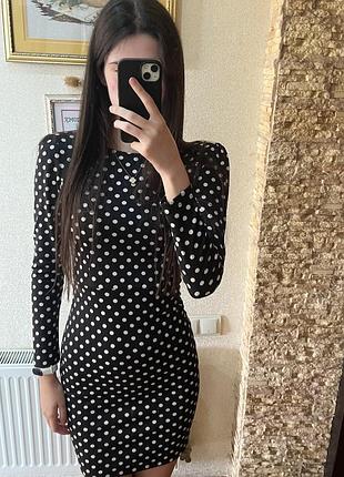 Чорна обтягуюча коротка сукня в горошок з довгим рукавом