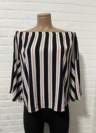 Гарна жіноча блузка з відкритими плечима і рукавами кльош