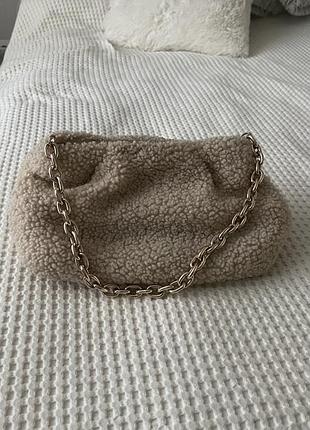 Бежква сумка з еко-хутра з ланцюжком