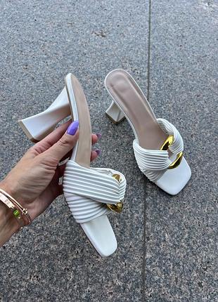 Босоніжки шльопанці на фігурному каблуку