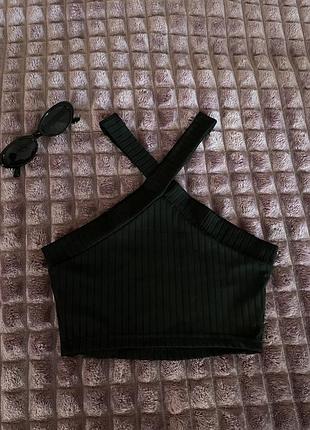Стильный черный топ с бретельками накрест