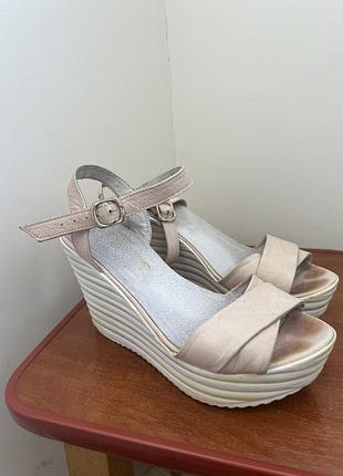 Босоніжки на платформі