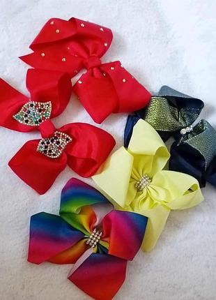 Стильный и эффектный репсовый бант со стразами нежный. декор для волос